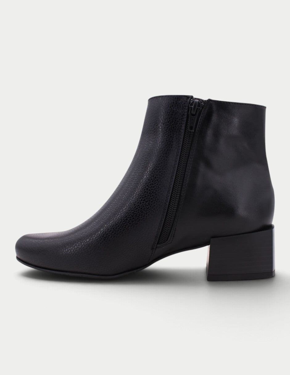 Giselle Bota 03