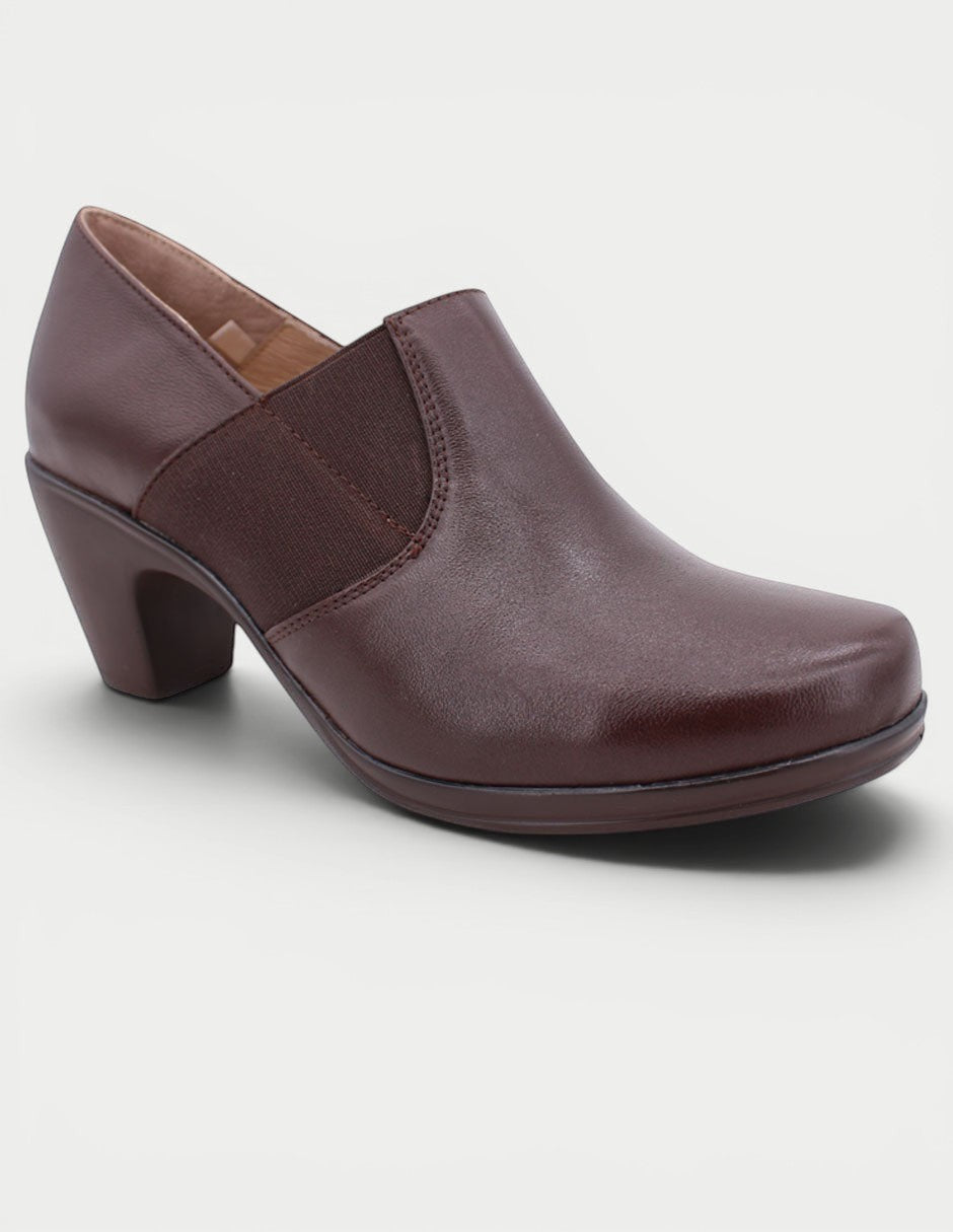 Zapatilla abotinada Alexa 16 de piel marrón de Manet con elástico lateral y tacón bloque. Diseño elegante y cómodo.