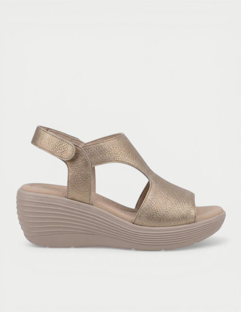 Manet Bella 02 gold leather wedge sandals with adjustable strap and open toe design for daily comfort.