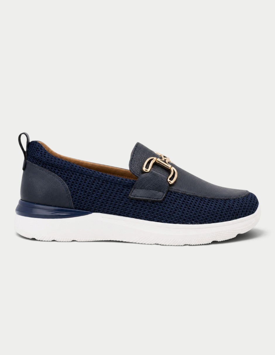 Mocasines Manet Lyzzi 02 azul marino en piel y textil con detalle metálico y suela blanca de 3 cm.