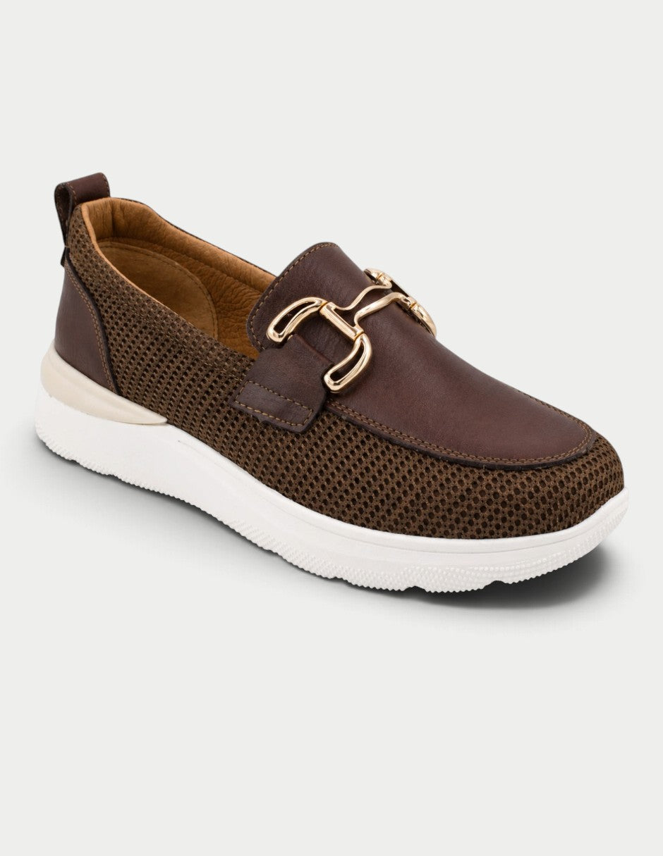 Mocasines Manet Lyzzi 02 marrones de piel y textil con detalle metálico y suela blanca de 3 cm.