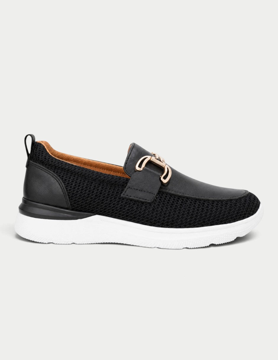 Mocasines Manet Lyzzi 02 negros de piel y textil con detalle metálico y suela blanca de 3 cm.