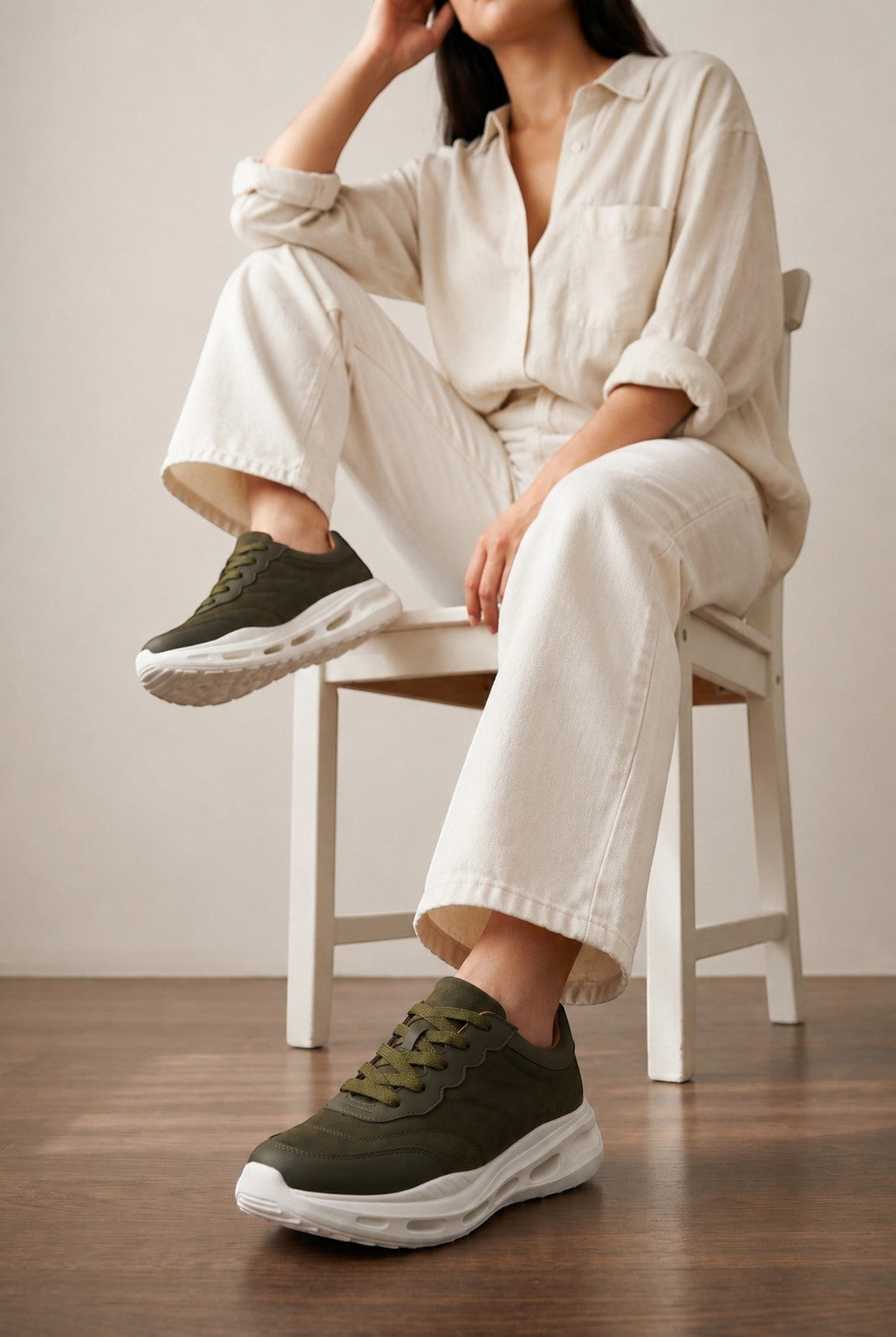 Tenis Manet Ro 02 en color verde militar con suela blanca ligera, ideales para un estilo casual y cómodo.