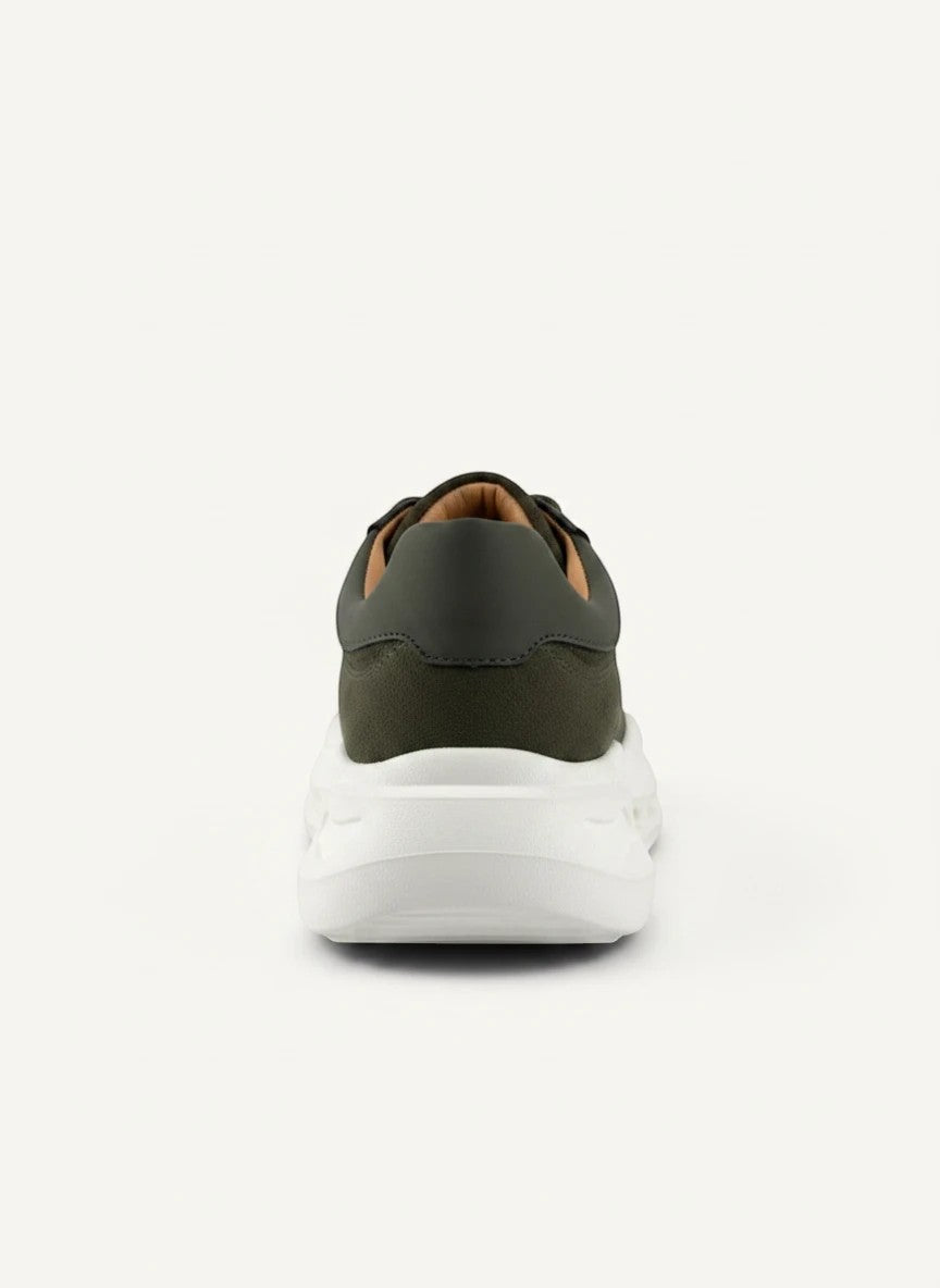 Vista trasera de zapatillas Manet Ro 02 en color verde militar con suela blanca gruesa y diseño ergonómico