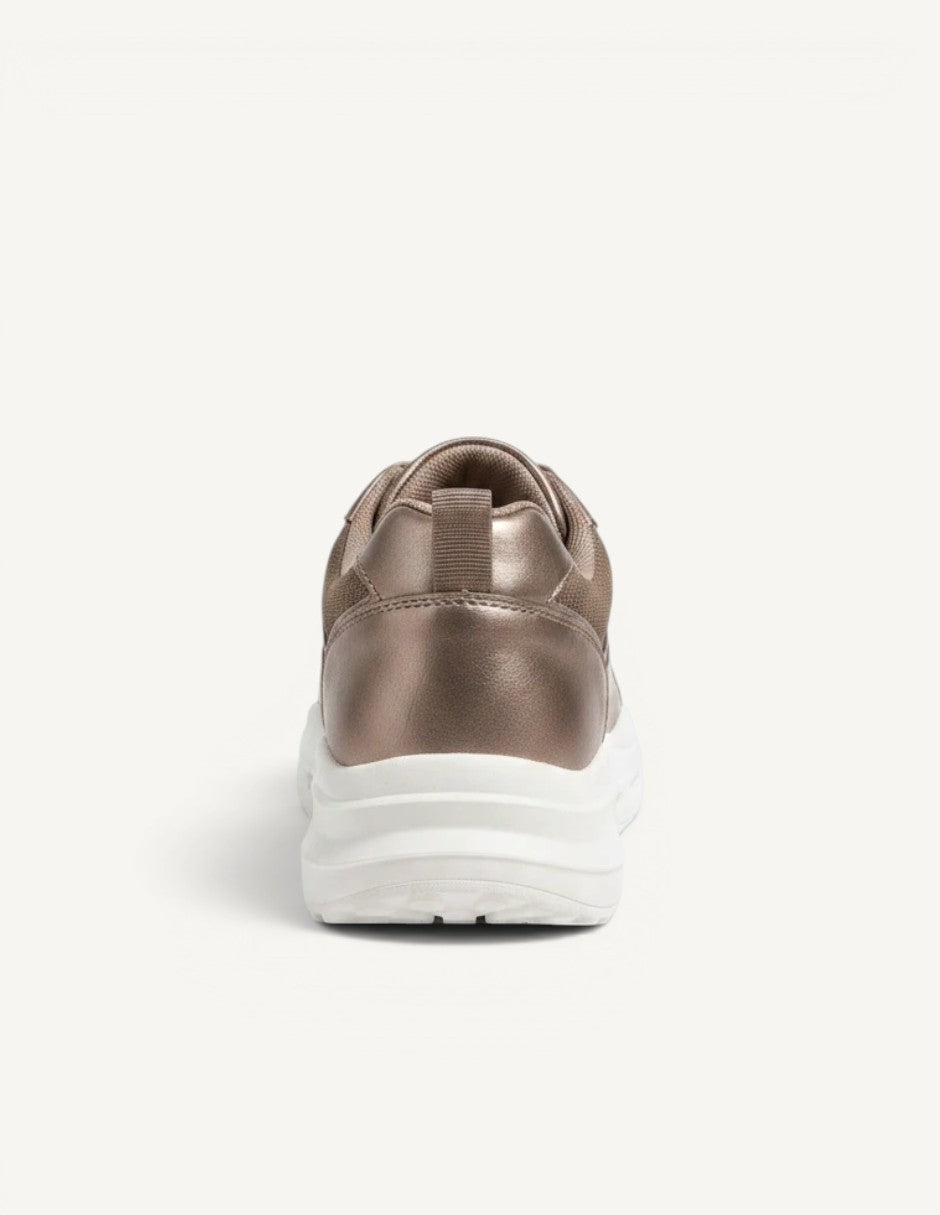 Vista trasera de zapatillas Manet Ro 03 en tono seda metalizado con suela blanca gruesa y diseño deportivo