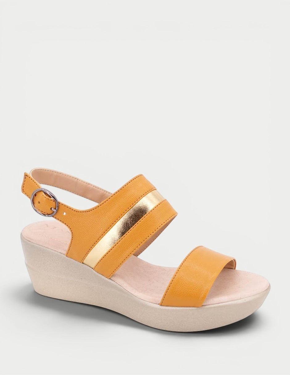 Sandalias de cuña Manet Gardenia 09 en cuero amarillo con detalle dorado y correa ajustable.