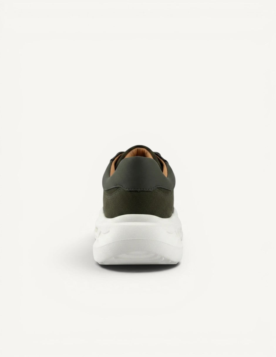 Vista trasera de tenis Manet Ro 02 en color verde militar con suela blanca gruesa y diseño ergonómico