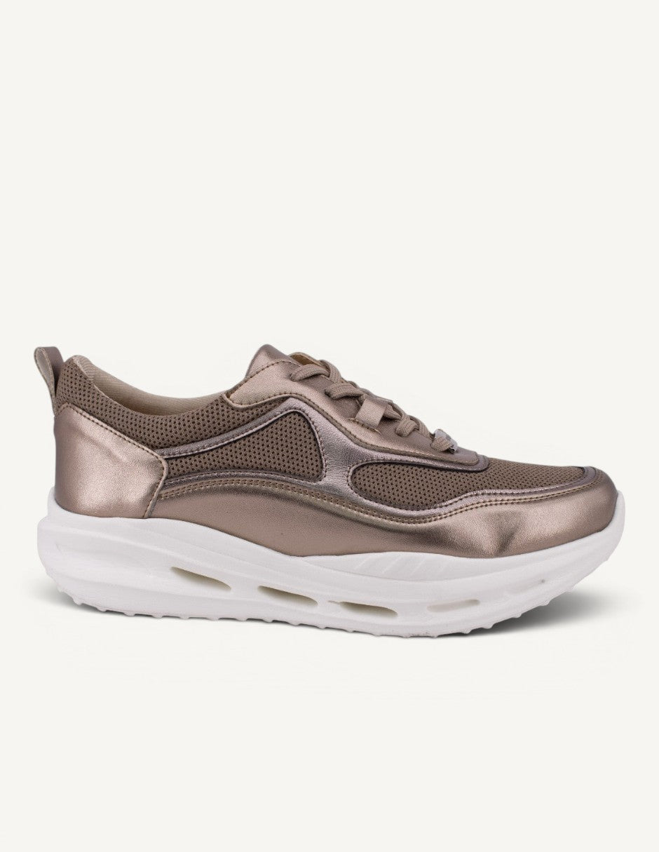 Tenis Manet Ro 03 en tono seda metalizado con paneles de malla, suela blanca gruesa y diseño deportivo elegante.