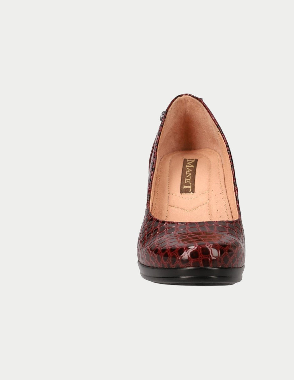 Zapatilla Manet Alexa 05 en color burdeos con acabado brillante imitación lagarto y tacón cómodo.