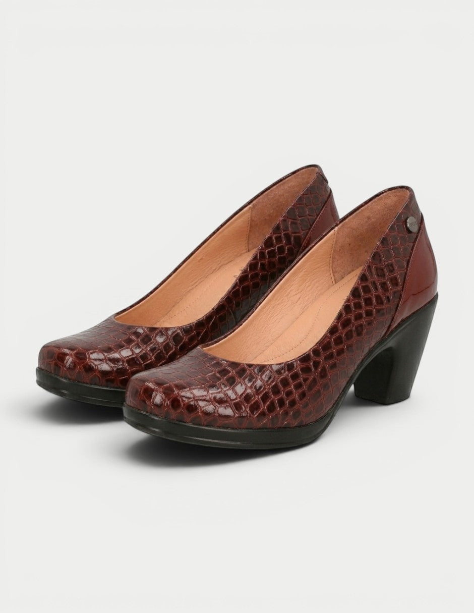 Zapatilla Manet Alexa 05 en piel marrón con textura de lagarto y tacón cómodo. Diseño elegante y versátil.