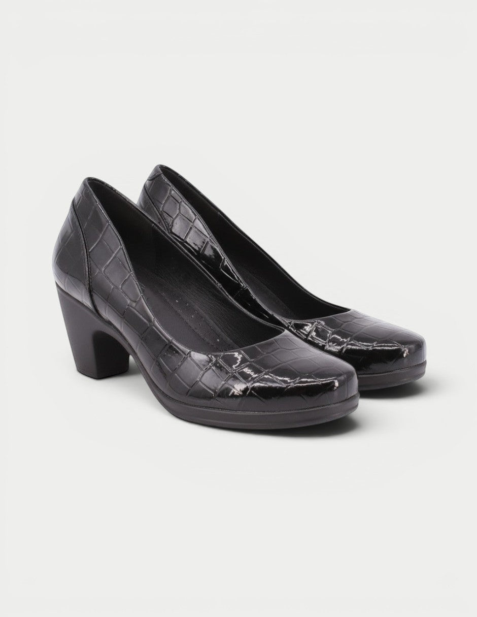 Manet Zapatilla Alexa 05 negra con acabado brillante imitación lagarto y tacón cómodo.
