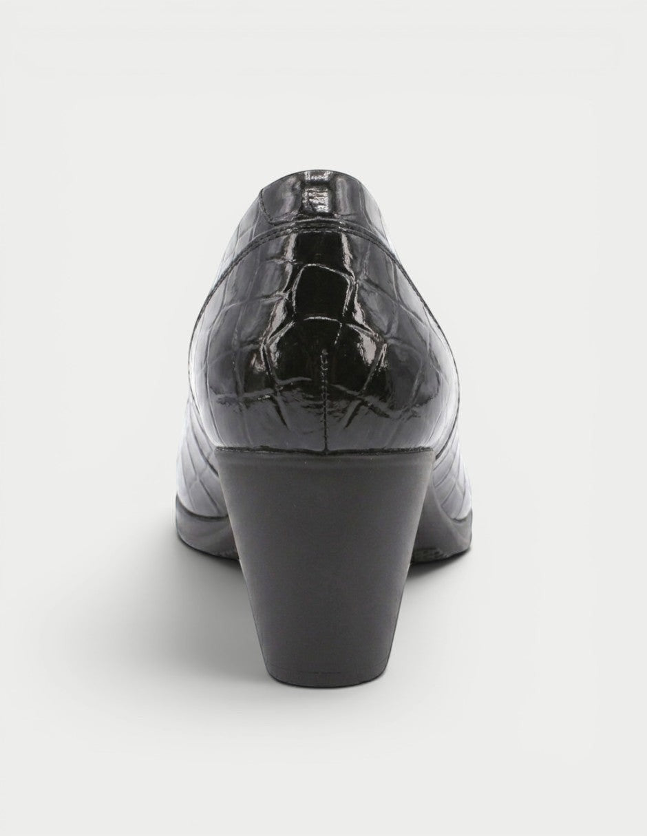Zapatilla Alexa 05 de Manet en negro, con acabado brillante imitación lagarto y tacón cómodo. Elegante y versátil.