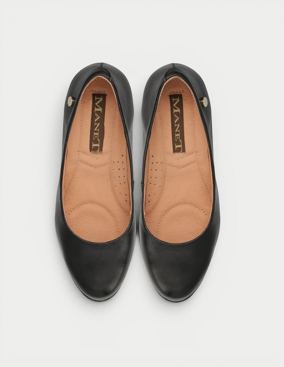Zapatilla Alexa 05 negra de Manet con diseño de piel de lagarto y forro de piel suave. Tacón cómodo para estabilidad y estilo.